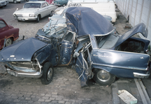 117440 Afbeelding van het wrak van een verongelukte Opel Kaptein op het terrein van het hoofdbureau van politie ...